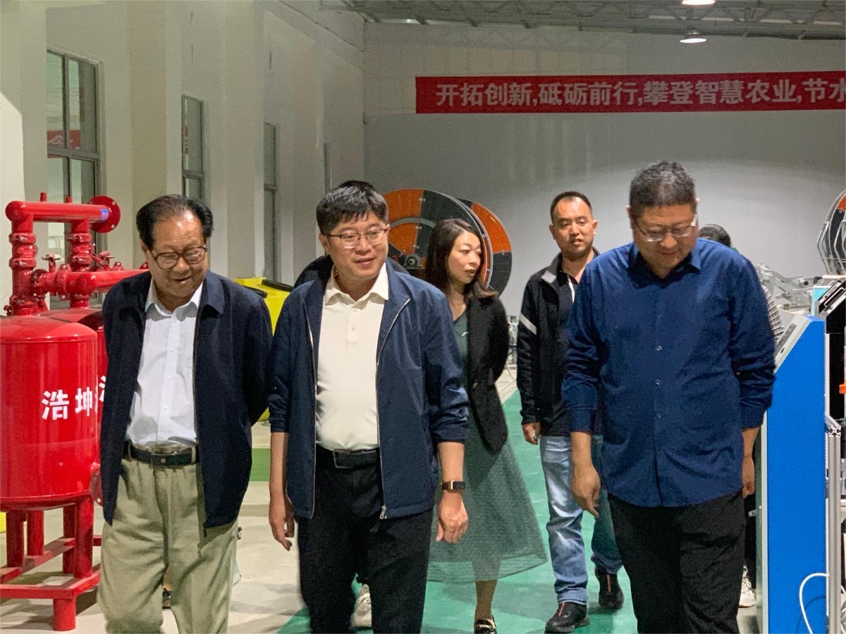 四月十八日（rì）濟寧經開區王局長、楊（yáng）主任（rèn）等領（lǐng）導來公（gōng）司考查