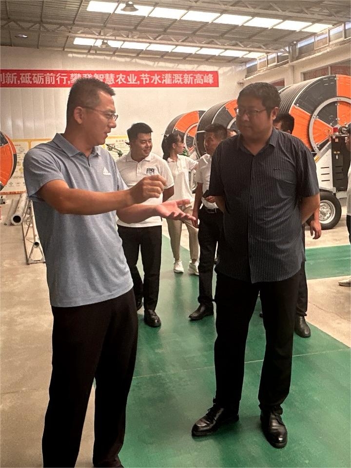 六月二十七日，臨沂市郯城縣農業農（nóng）村（cūn）局副局長呂傑，帶領（lǐng）局機關高（gāo）標（biāo）準農田建設負責人及施工標段經理，來浩坤潤（rùn）土（tǔ）進行考查